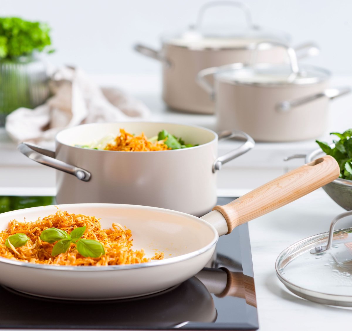 GreenChef Nordics ceramic induction frying pan 24 cm - PFAS-free - Induction pan - Dishwasher safe ceramic non-stick coating - Without lid - Stay-cool handle - Cream