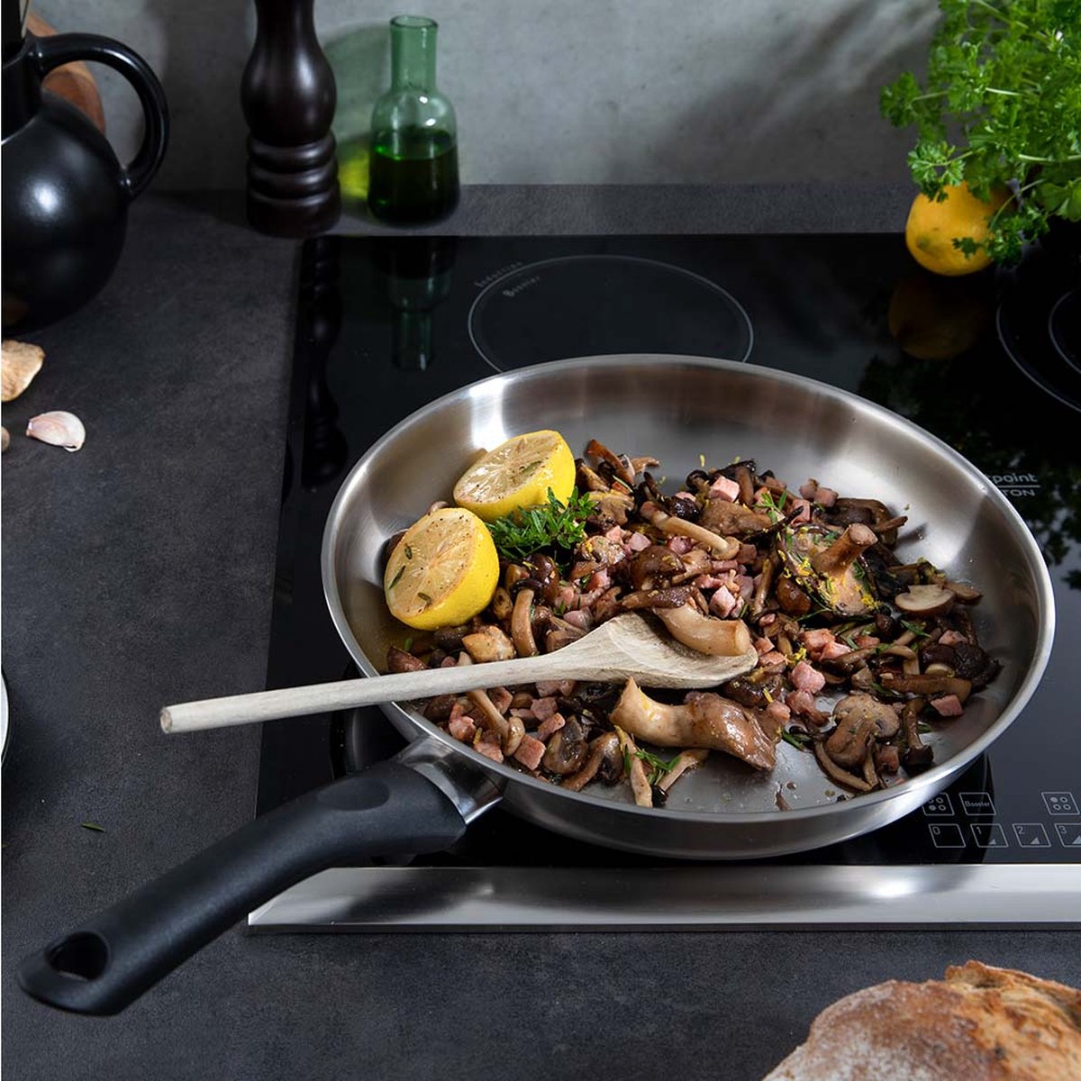 BK Bold Frying Pan 24cm - PFAS-free non-stick coating - Induction frying pan - Stainless steel skillet - Stay-cool handles - Oven safe up to 160°C - Stay-cool handles - Without lid - Silver