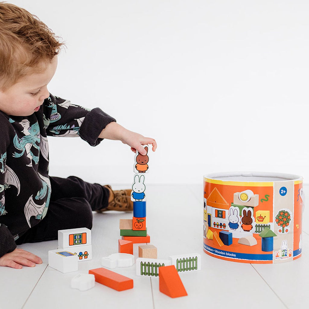 Nijntje blokkenton, houten blokken in opbergton - educatief speelgoed - peuter, kleuter - vanaf 2 jaar - Bambolino Toys