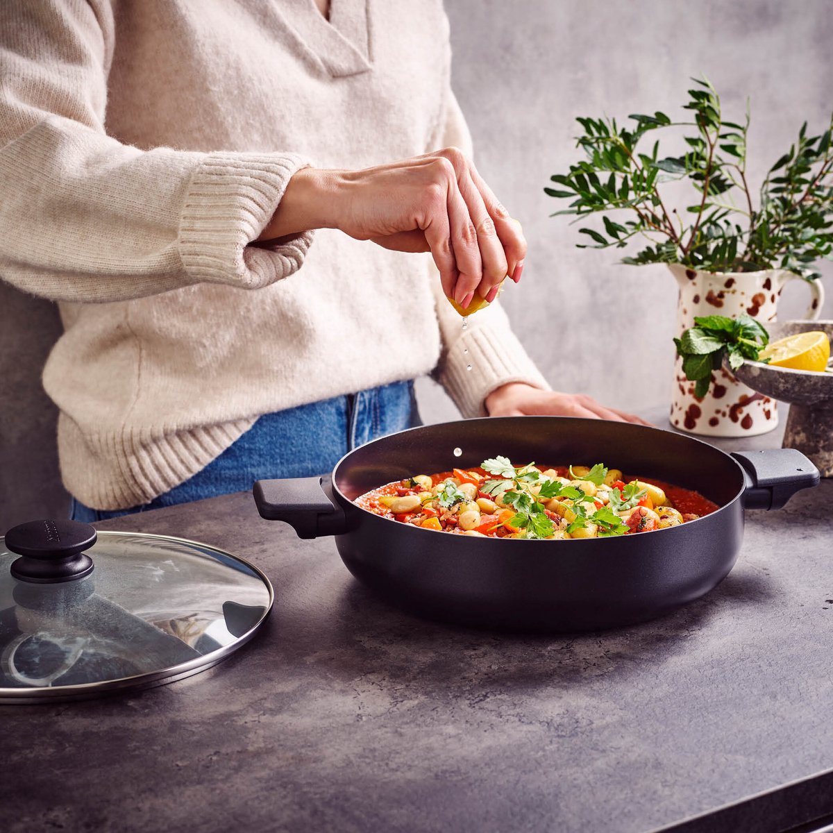 Brabantia VANTA Hapjespan - Ø 28 cm - met Deksel - Sauteerpan - Keramische Antiaanbaklaag Titanium Versterkt - Geschikt voor Inductie - 100% PFAS Vrij - Zwart
