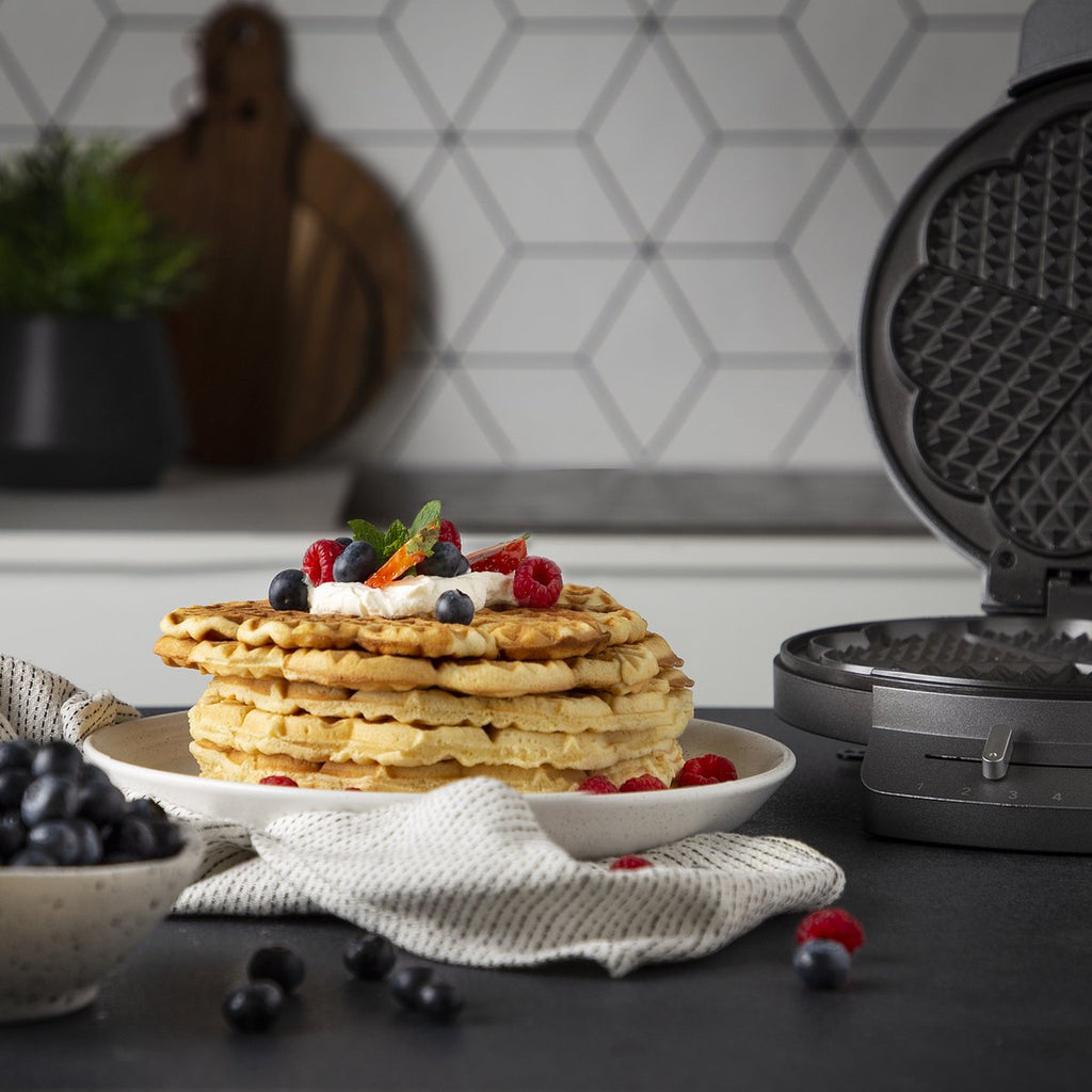 Princess 132380 Wafelijzer – 5 hartvormige wafels - 1200W - Regelbare thermostaat – 5 standen - Anti aanbaklaag - PFAS-vrij - Zilver - Gaufrier