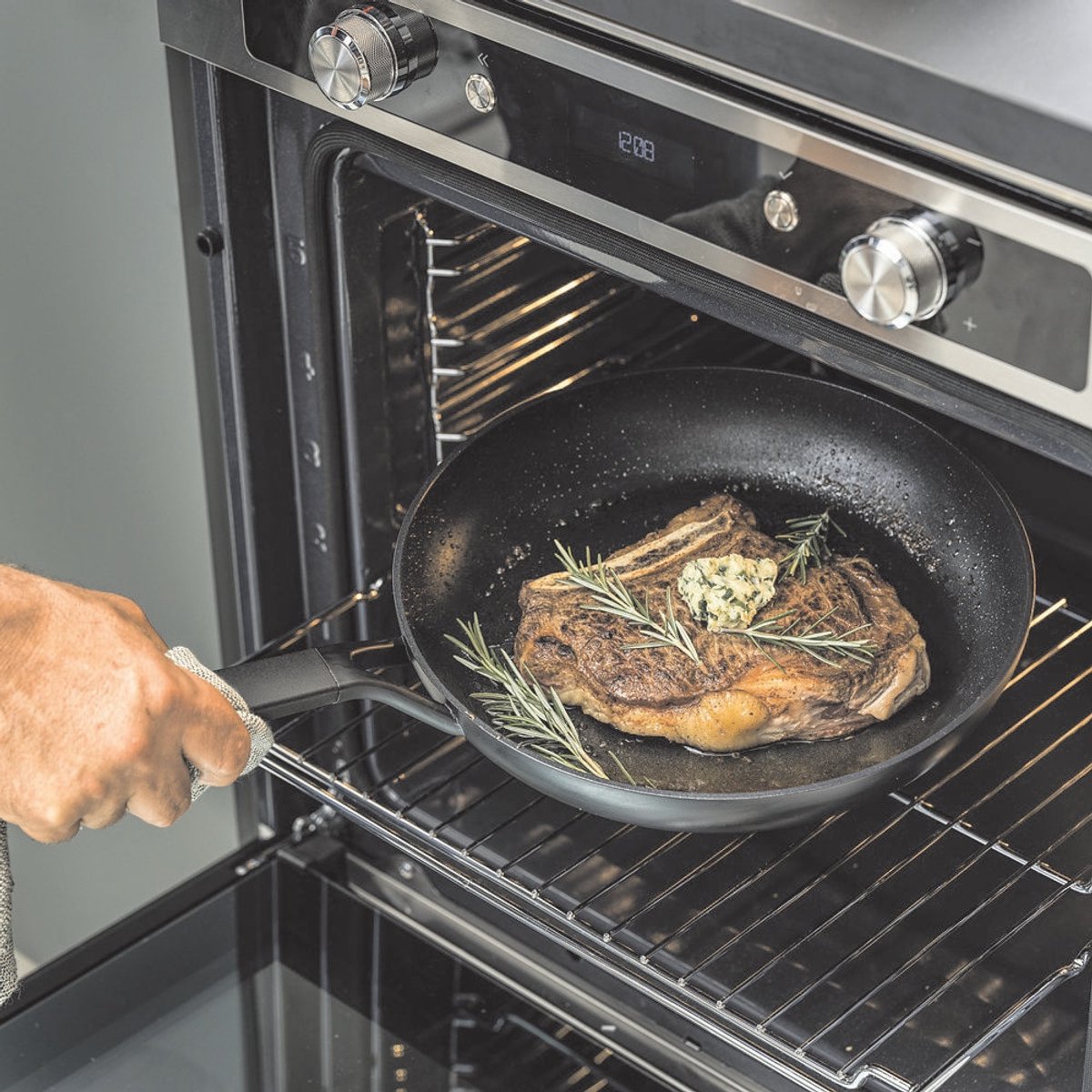 KitchenAid Classic Forged Aluminium koekenpan ø24cm - zwart - inductie - anti-aanbak - PFAS-vrij
