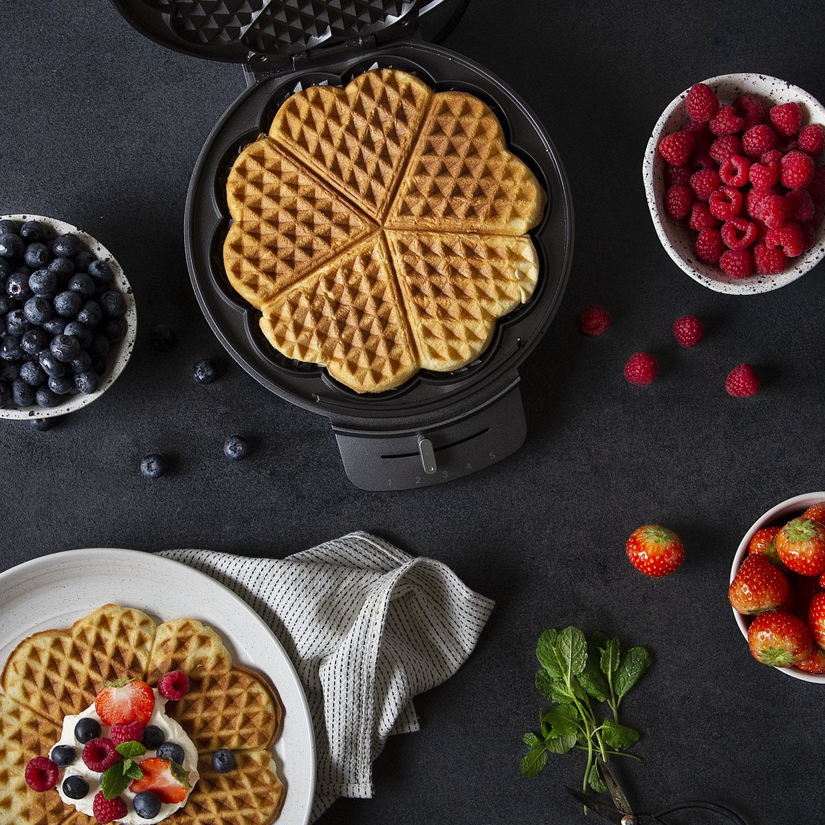 Princess 132380 Wafelijzer – 5 hartvormige wafels - 1200W - Regelbare thermostaat – 5 standen - Anti aanbaklaag - PFAS-vrij - Zilver - Gaufrier