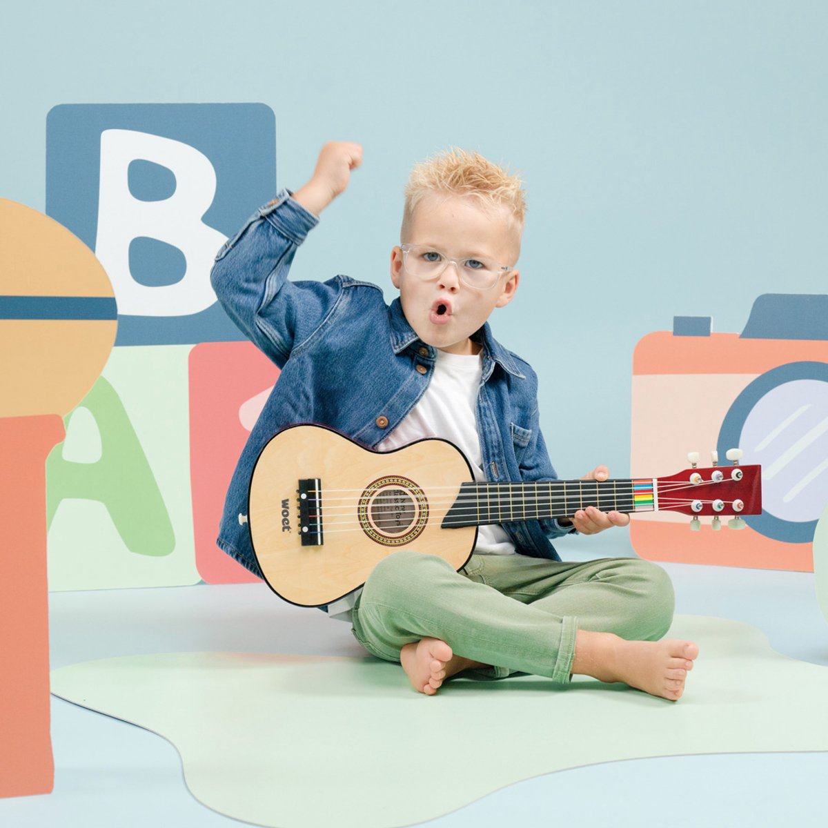 Woet® Houten Speelgoedgitaar met Draagriem - Bruin / Naturel - Speelgoedinstrument - Mijn eerste Gitaar Inclusief Muziekboekje - Speelgitaar voor Kinderen - Vanaf 3 Jaar