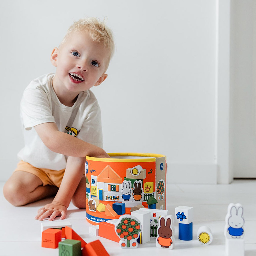 Nijntje blokkenton, houten blokken in opbergton - educatief speelgoed - peuter, kleuter - vanaf 2 jaar - Bambolino Toys
