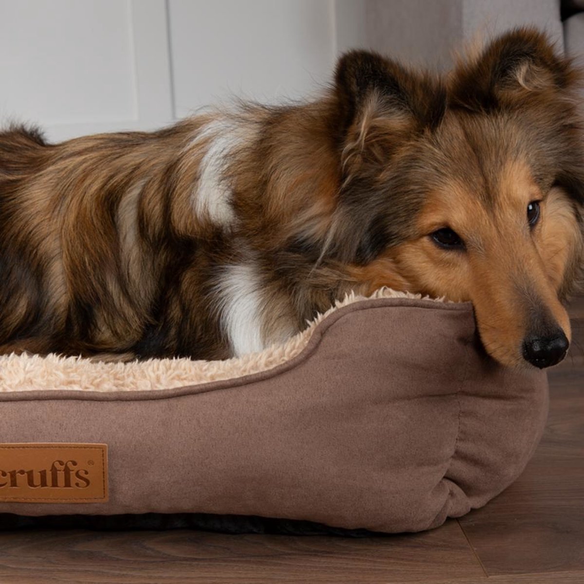 Scruffs Cosy - Comfortabele Zacht Gevoerde Hondenmand - Karamel Bruin - Medium 60 x 50 cm