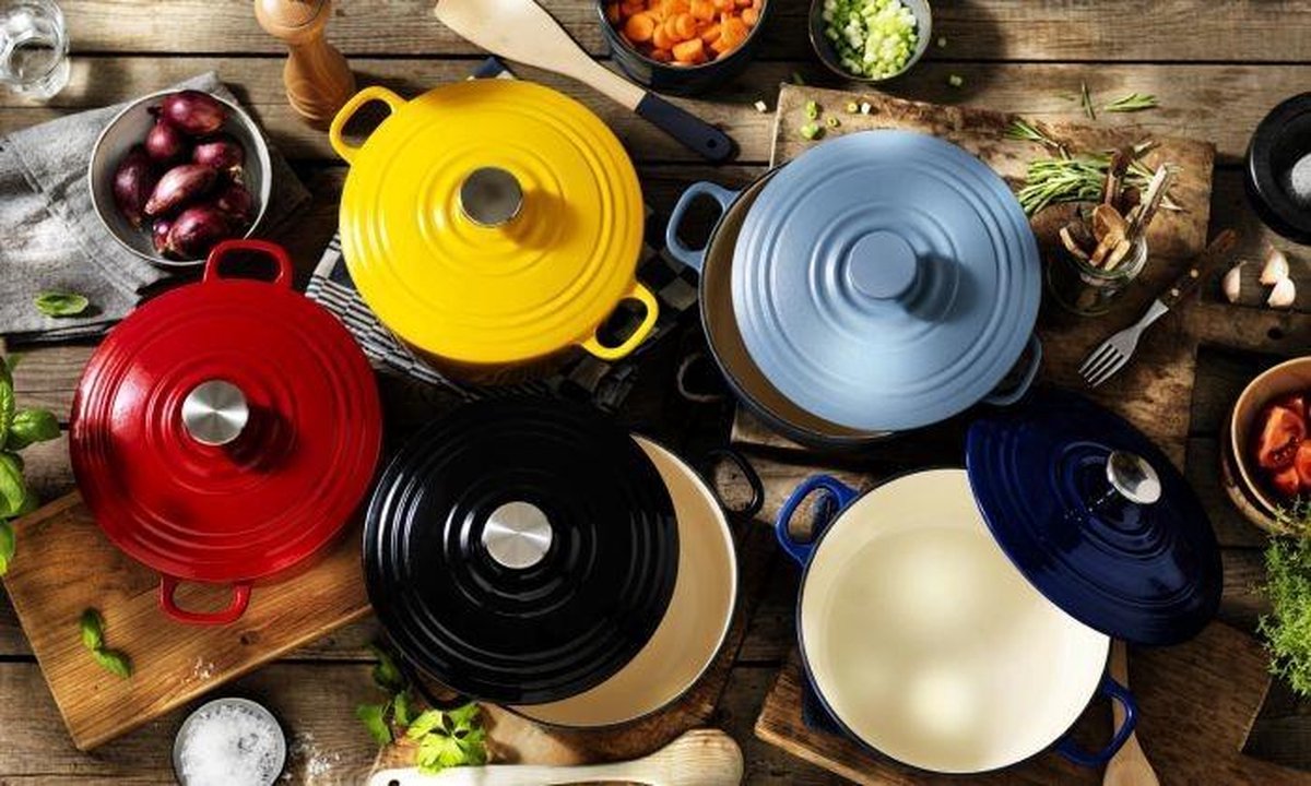 BK Bourgogne Dutch Oven 24cm - 4.2L - Without PFAS-free non-stick coating - Induction roasting pan - Oven safe up to 230°C - Enameled cast iron - Chili Red