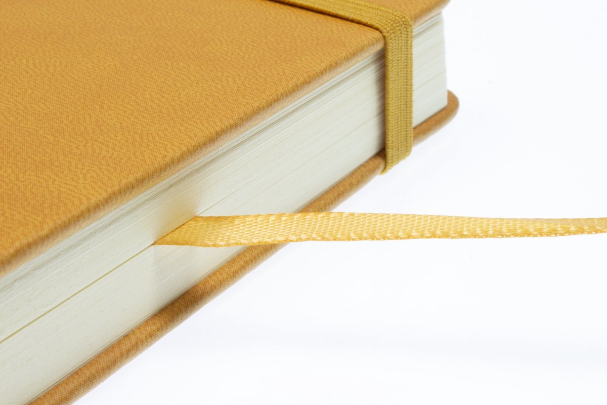 Kangaro sketchbook - A5 landscape - ochre yellow - PU hardcover - with elastic and ribbon