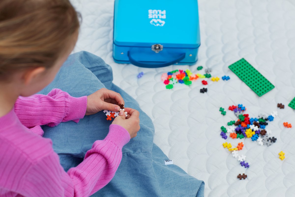 Plus-Plus Basic Reiskoffer 600 delige bouwset blauw - 7002 - Bouwspeelgoed - Constructiespeelgoed - Set met bouwstenen - Vanaf 5 jaar