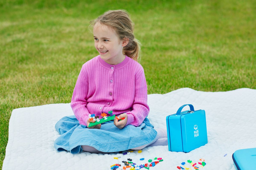 Plus-Plus Basic Reiskoffer 600 delige bouwset blauw - 7002 - Bouwspeelgoed - Constructiespeelgoed - Set met bouwstenen - Vanaf 5 jaar
