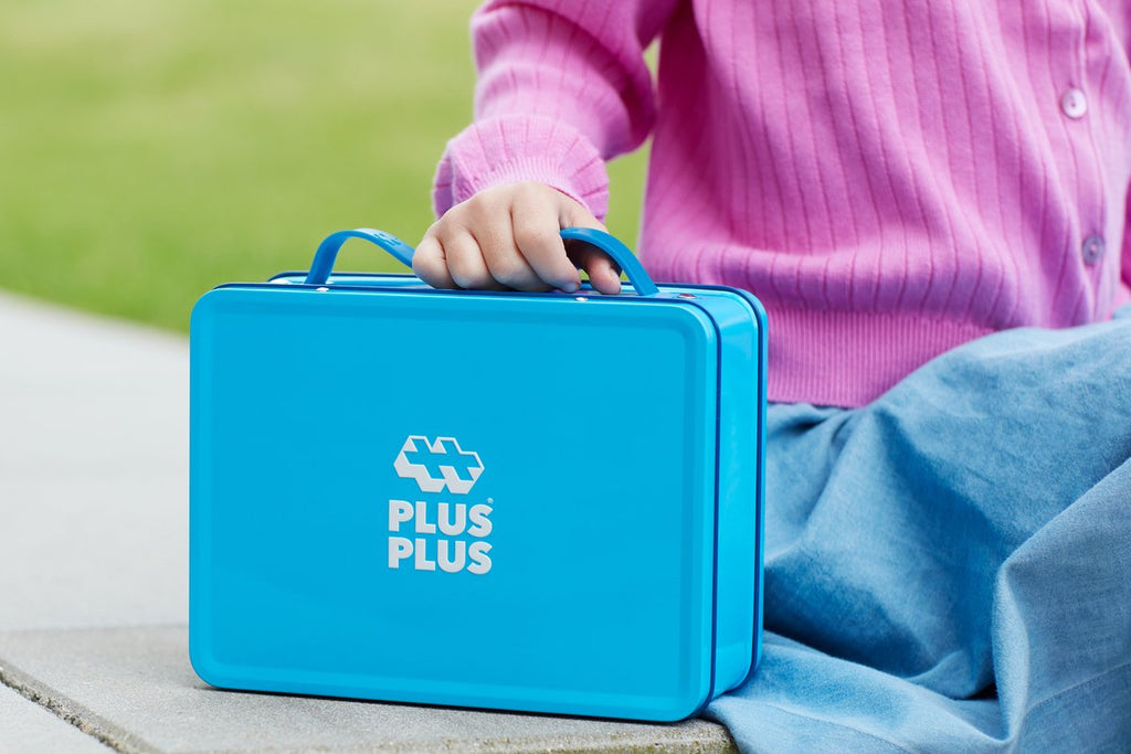 Plus-Plus Basic Reiskoffer 600 delige bouwset blauw - 7002 - Bouwspeelgoed - Constructiespeelgoed - Set met bouwstenen - Vanaf 5 jaar