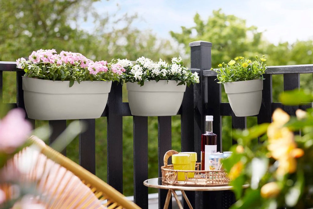 Elho Vibia Campana Easy Hanger L 46 - Balcony Planter with Hanging Hooks - 100% Recycled Plastic - Ø 46.0 x H 26.5 cm - Silk White